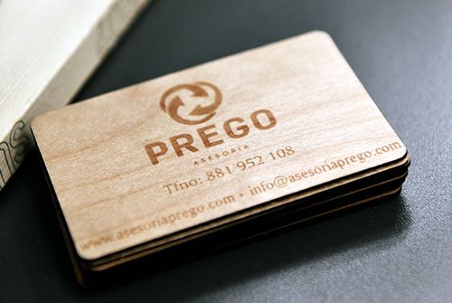Objeto de madera con el logo impreso de Asesoría Prego