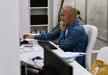 Hombre trabajando con computadora