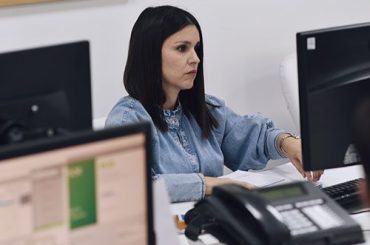 Mujer frente a computadora