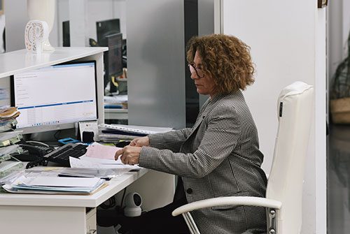 Mujer trabajando frente a computadora