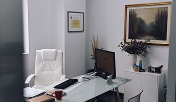 Oficina con silla y escritorio
