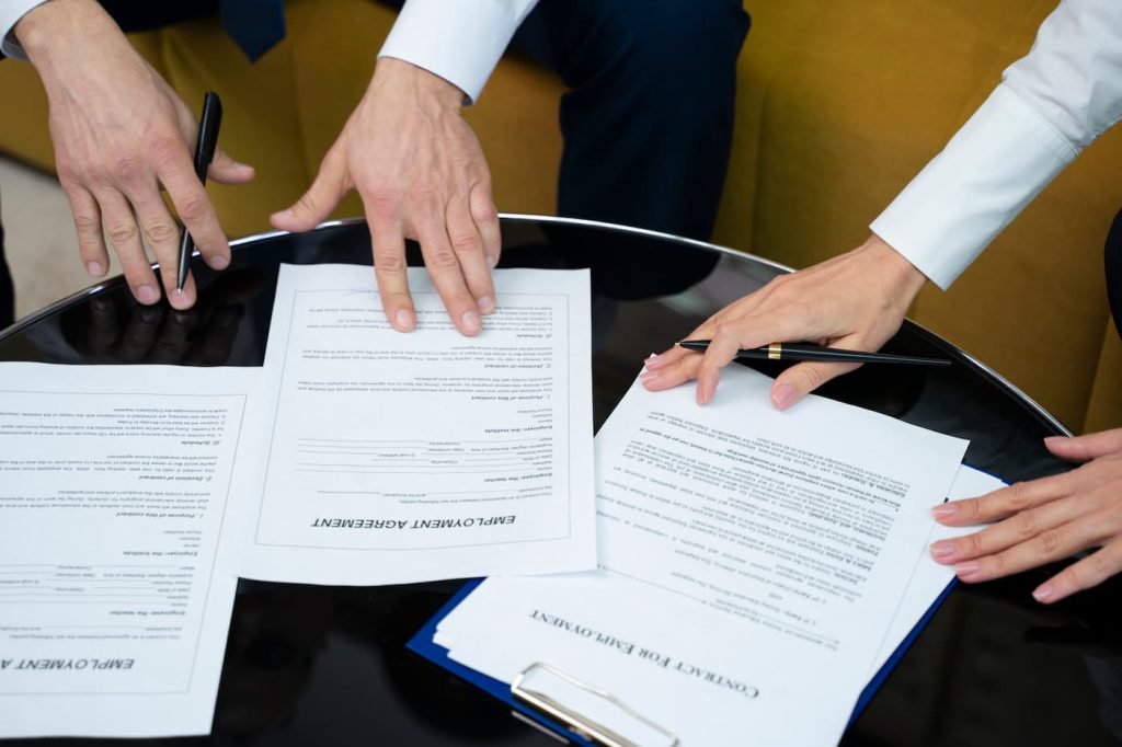 Diferentes tipos de contratos sobre una mesa
