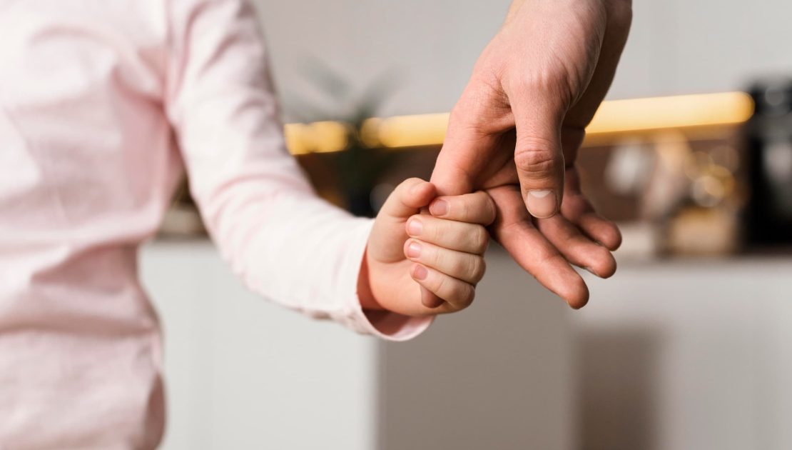 Padre tomando la mano de hija - Nuevos permisos para cuidado de hijos y convivientes